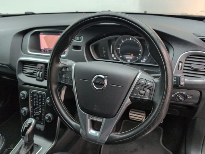 2025 Volvo V40