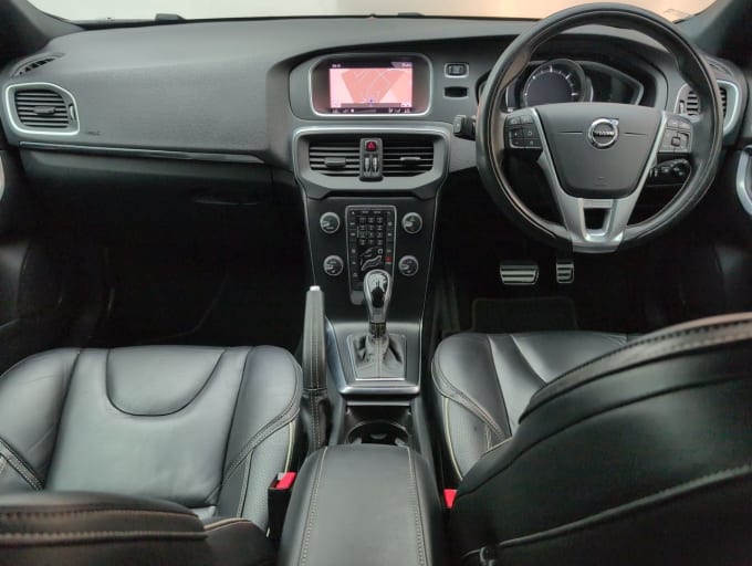 2025 Volvo V40