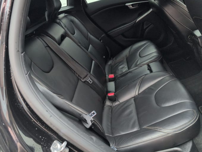 2025 Volvo V40