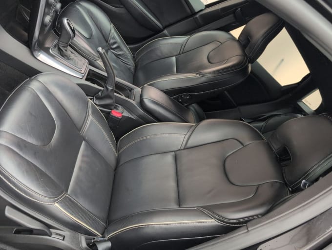 2025 Volvo V40