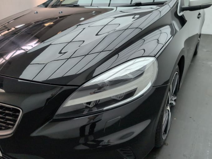 2025 Volvo V40