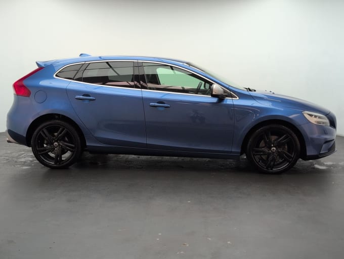 2025 Volvo V40