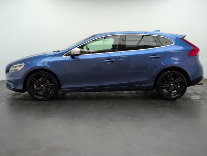 2025 Volvo V40