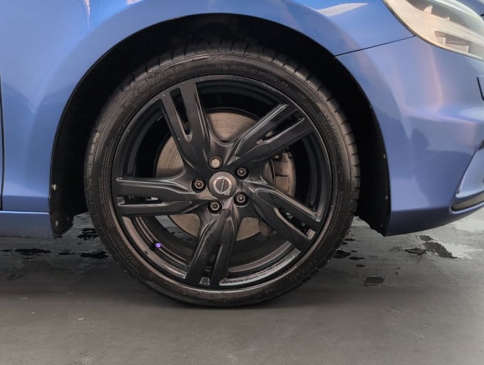 2025 Volvo V40