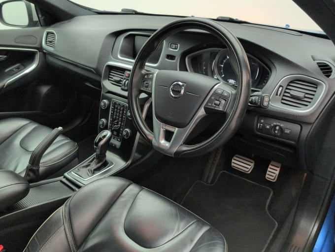 2025 Volvo V40