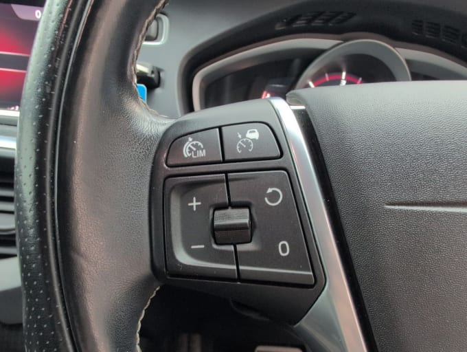 2025 Volvo V40