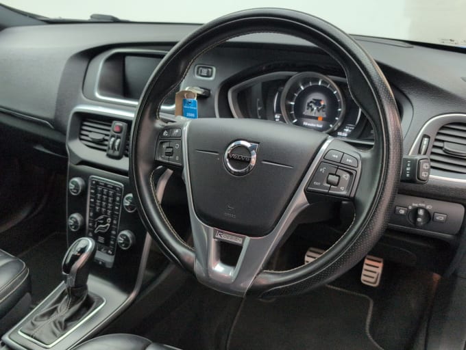 2025 Volvo V40