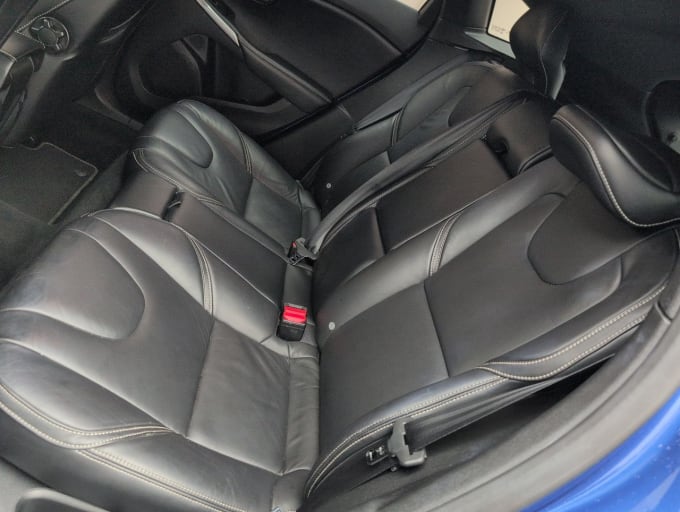 2025 Volvo V40