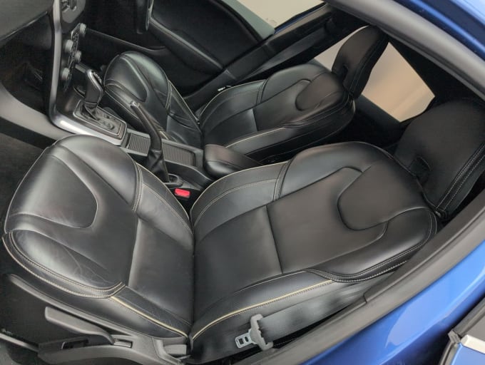 2025 Volvo V40