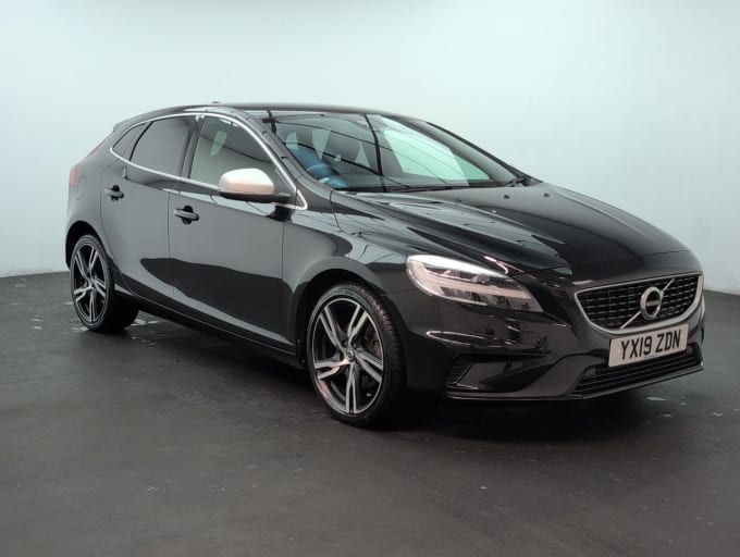 2025 Volvo V40