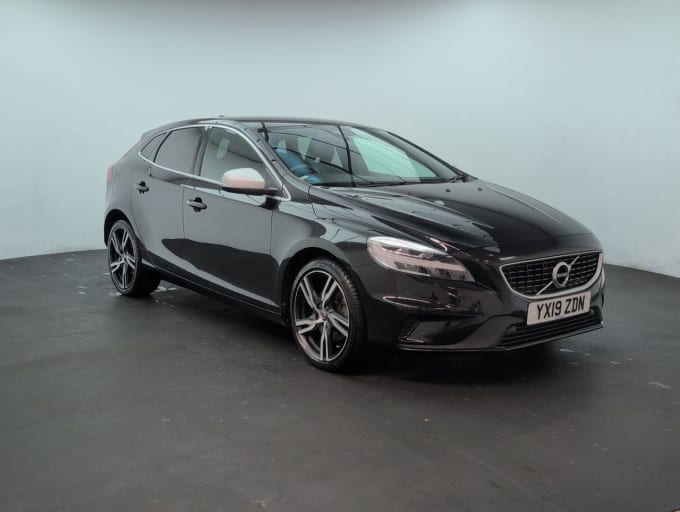 2025 Volvo V40