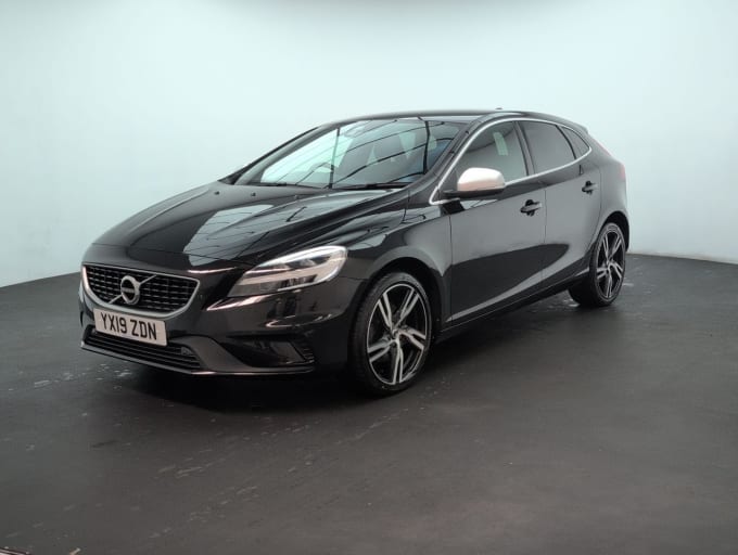 2025 Volvo V40