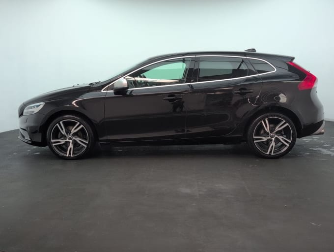 2025 Volvo V40