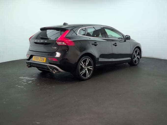 2025 Volvo V40