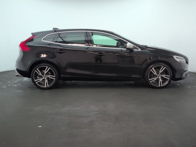 2025 Volvo V40