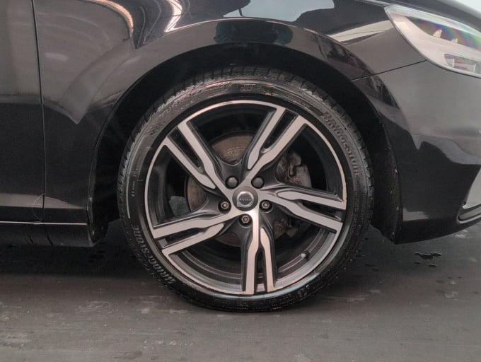 2025 Volvo V40