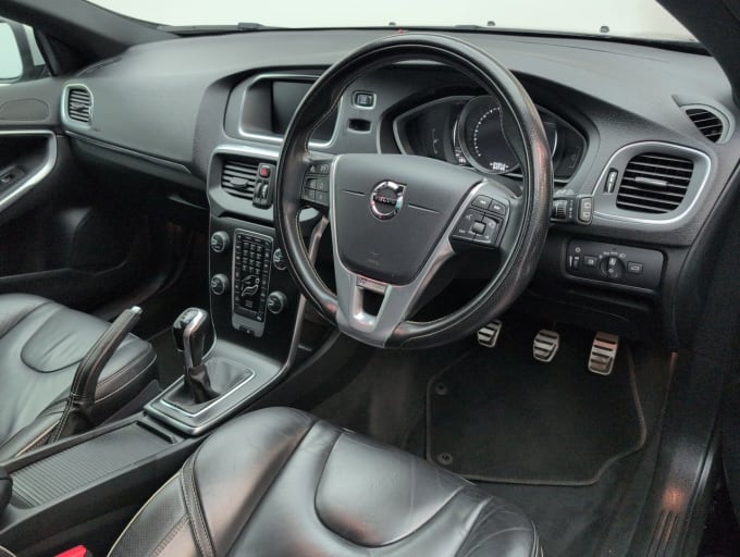2025 Volvo V40