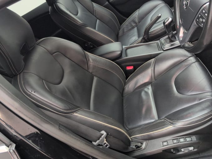 2025 Volvo V40