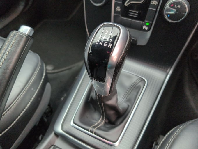 2025 Volvo V40
