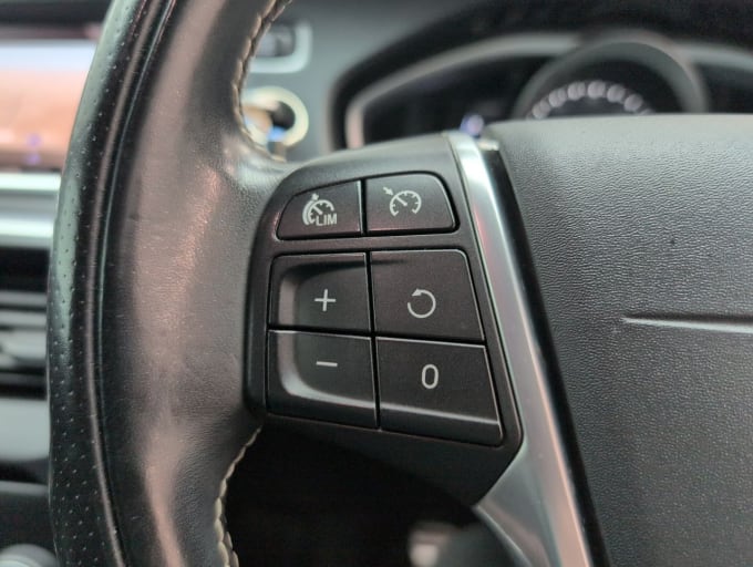2025 Volvo V40