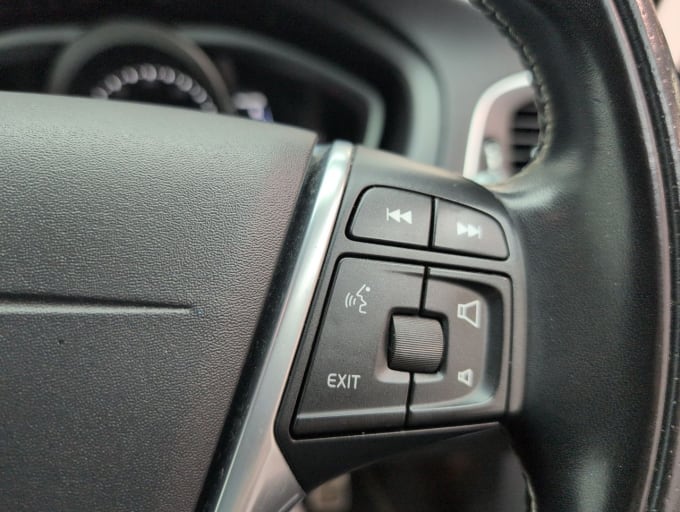 2025 Volvo V40