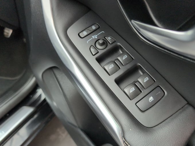 2025 Volvo V40