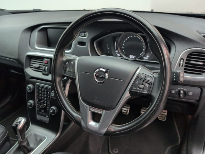2025 Volvo V40