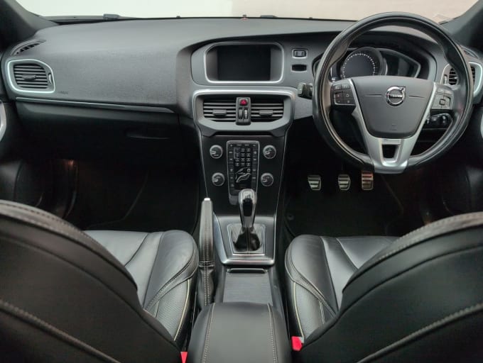 2025 Volvo V40