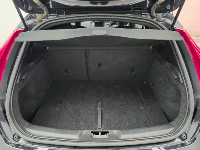 2025 Volvo V40