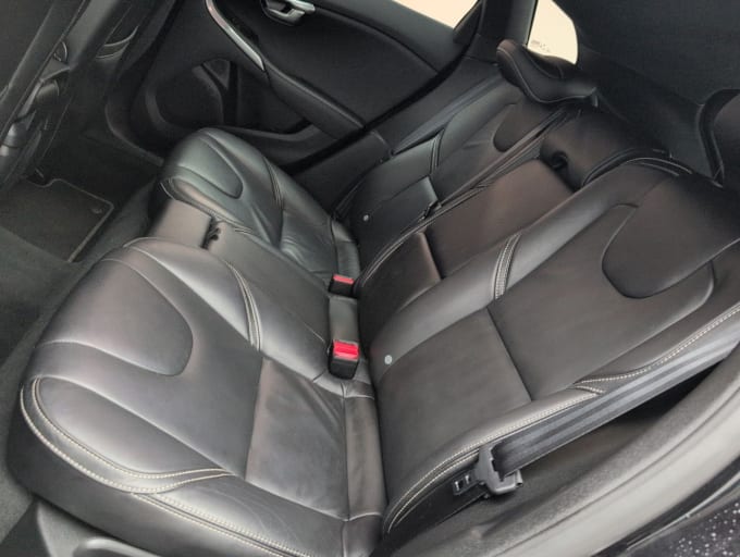 2025 Volvo V40