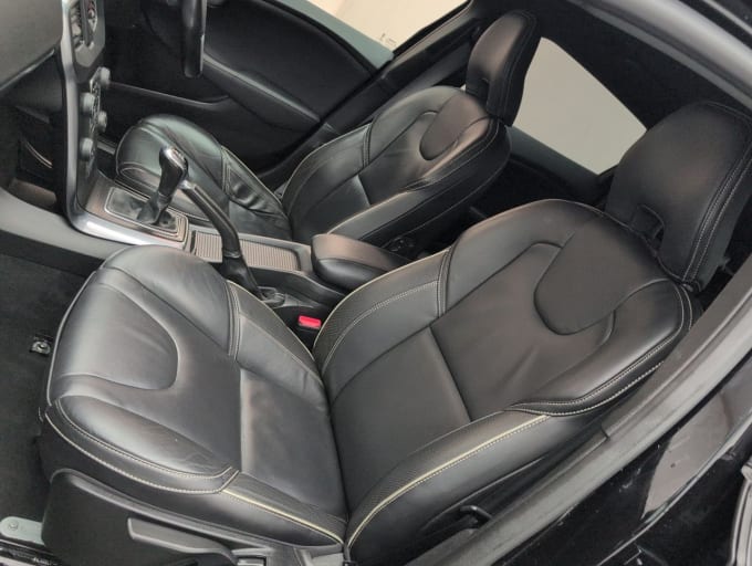 2025 Volvo V40