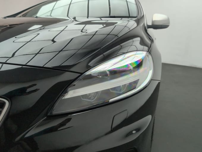 2025 Volvo V40