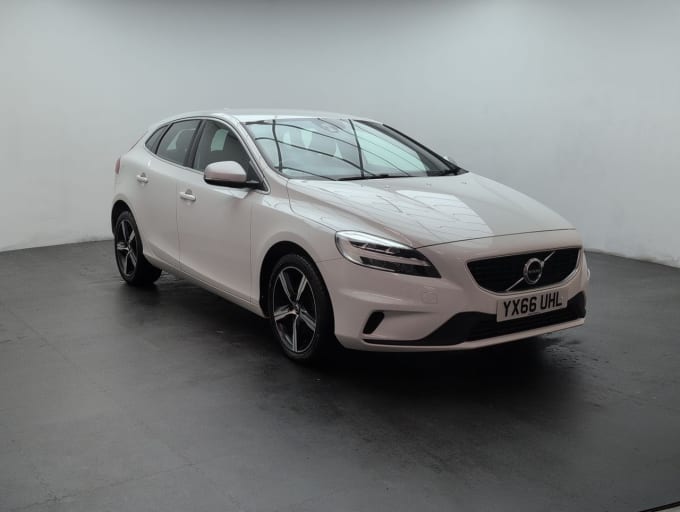 2025 Volvo V40