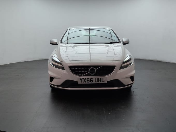 2025 Volvo V40