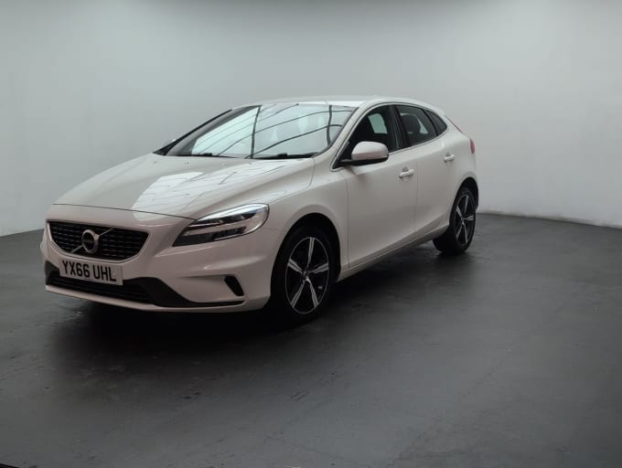 2025 Volvo V40