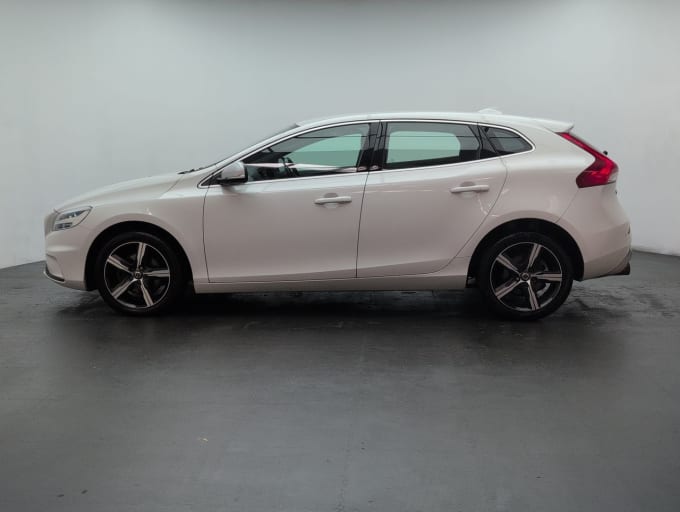 2025 Volvo V40