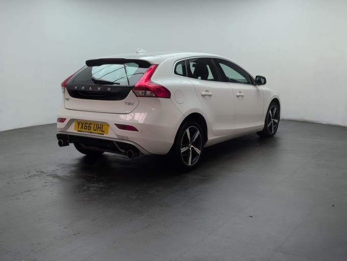 2025 Volvo V40