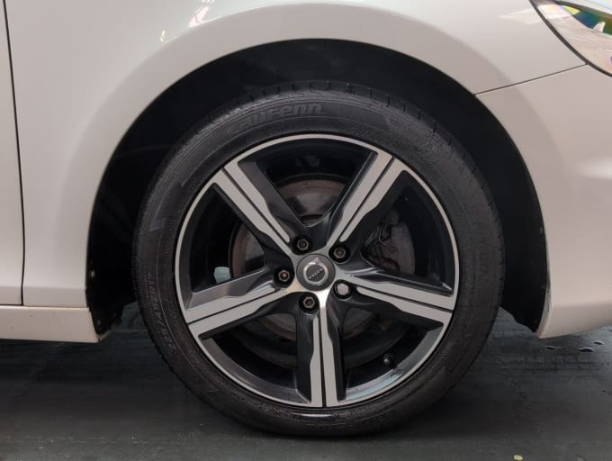 2025 Volvo V40