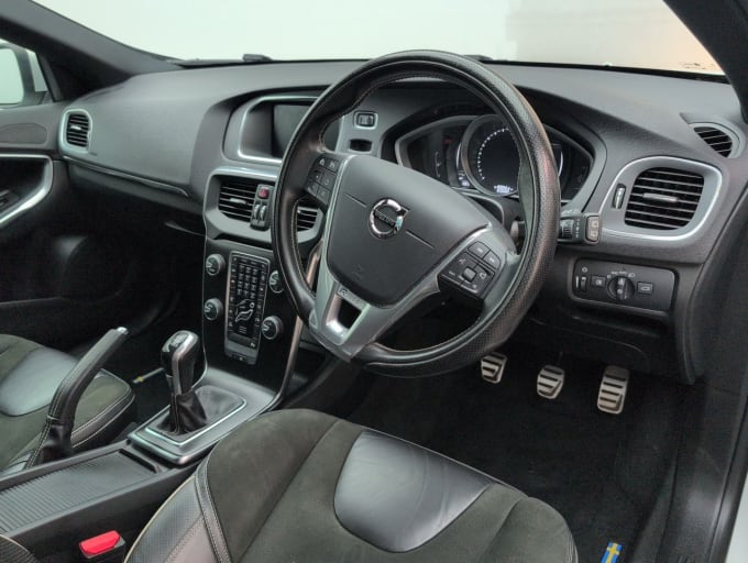 2025 Volvo V40