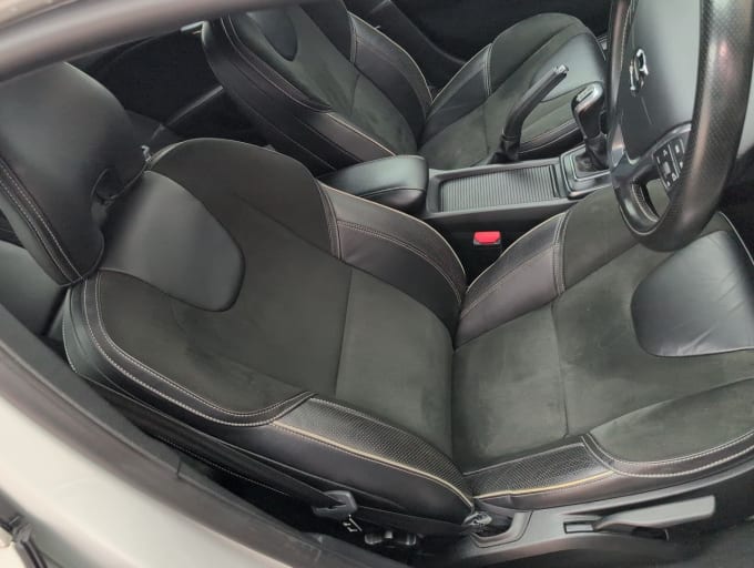 2025 Volvo V40