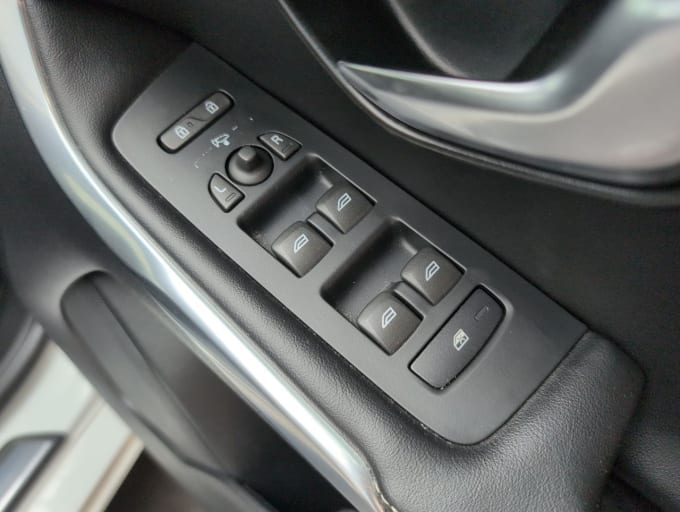 2025 Volvo V40