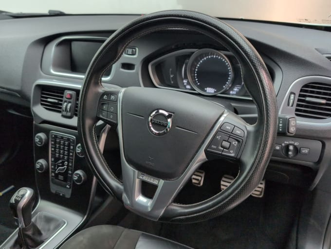 2025 Volvo V40