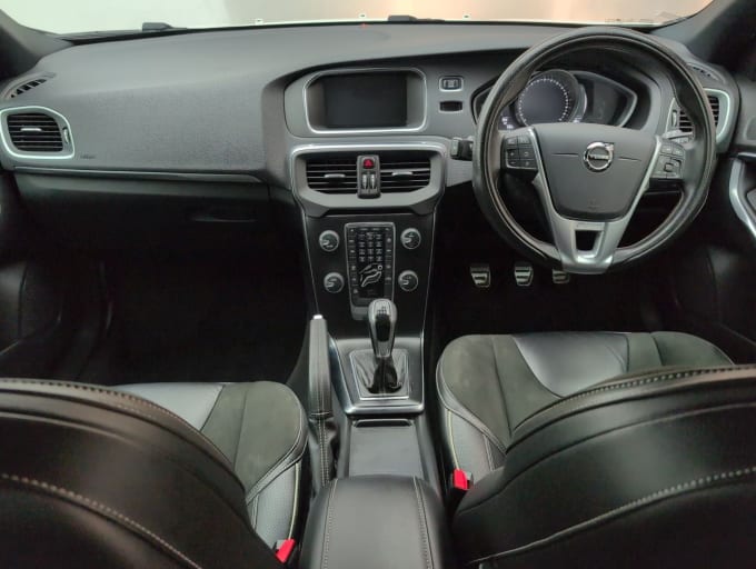 2025 Volvo V40