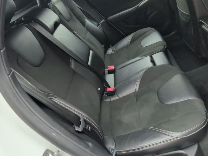 2025 Volvo V40