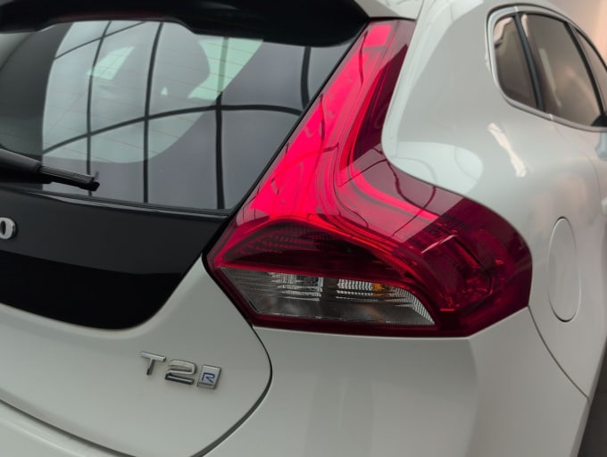 2025 Volvo V40