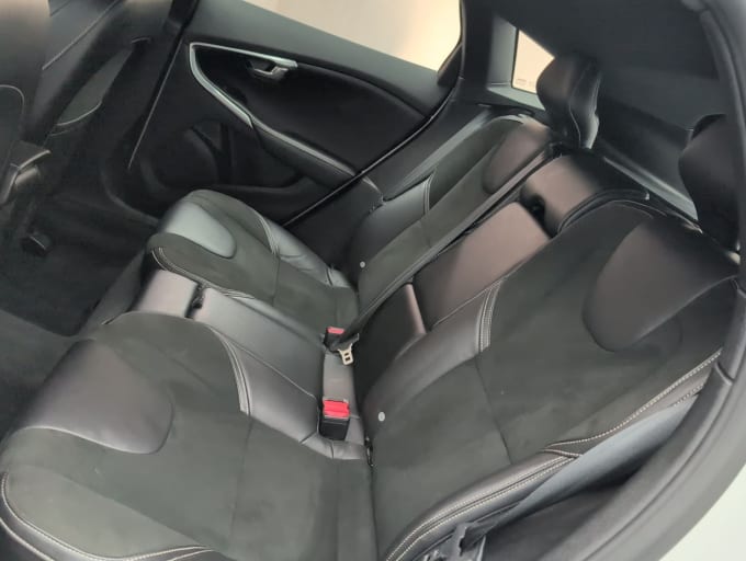 2025 Volvo V40