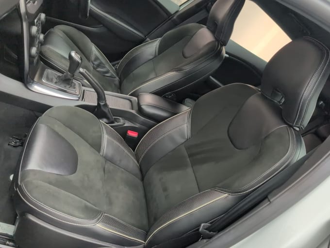 2025 Volvo V40