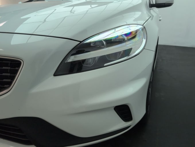 2025 Volvo V40