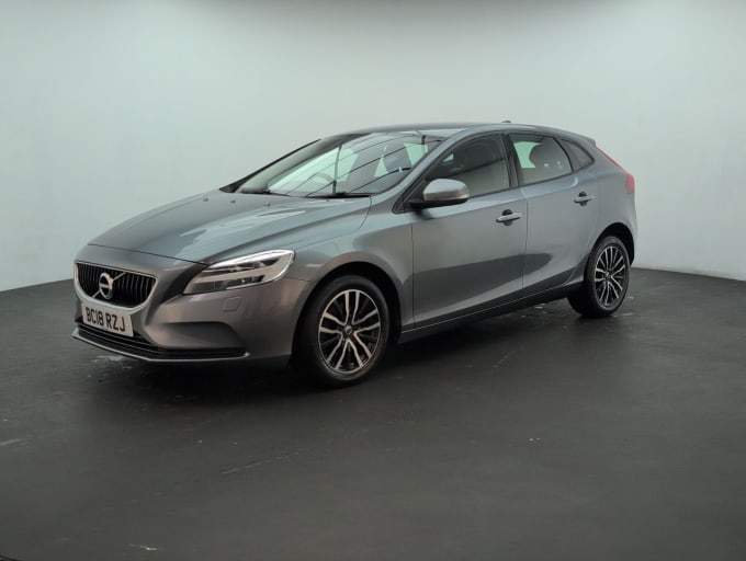 2025 Volvo V40
