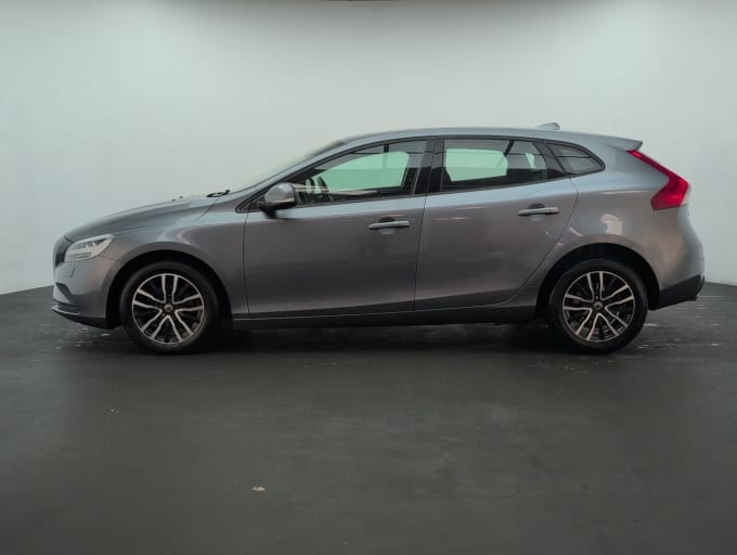 2025 Volvo V40